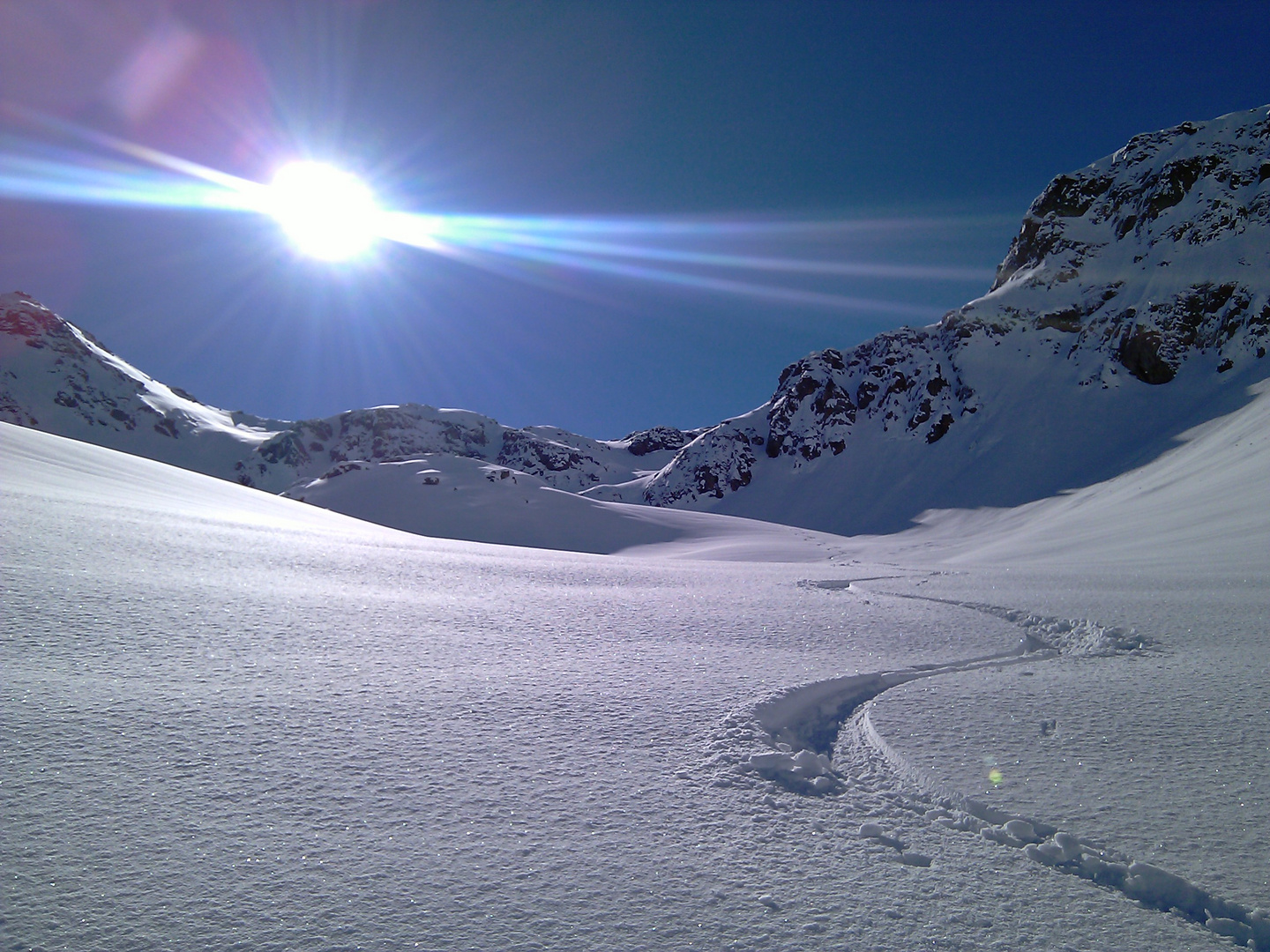 Schwünge im unverspurten Tiefschnee