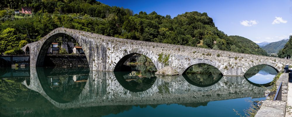 schwungvoll über den serchio beim ort borgo a mozzano