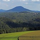 Schwungvolle Felder und Berge mit dem Rosenberg und seinen Nachbarn in Böhmen