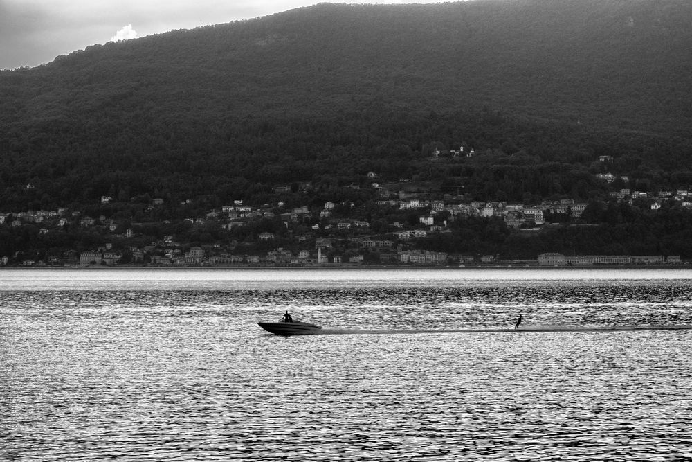 Sci nautico sul lago