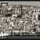 Sciacca, von der Hafenmole aus gesehen / Sciacca, vista dal molo del porto