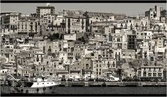 Sciacca, von der Hafenmole aus gesehen / Sciacca, vista dal molo del porto