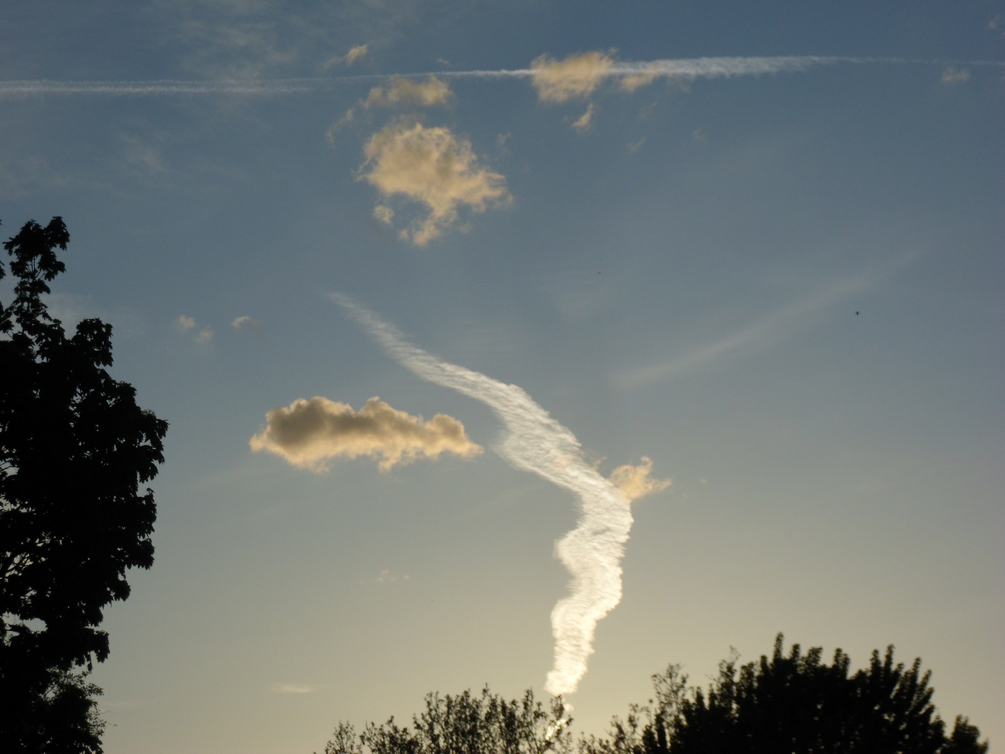 Sciame chimico di aerei al tramonto