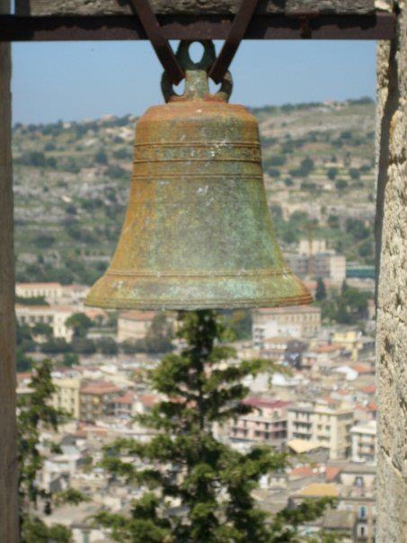 Scicli (RG) Antica campana del Cravanio ,cornice su Scicli