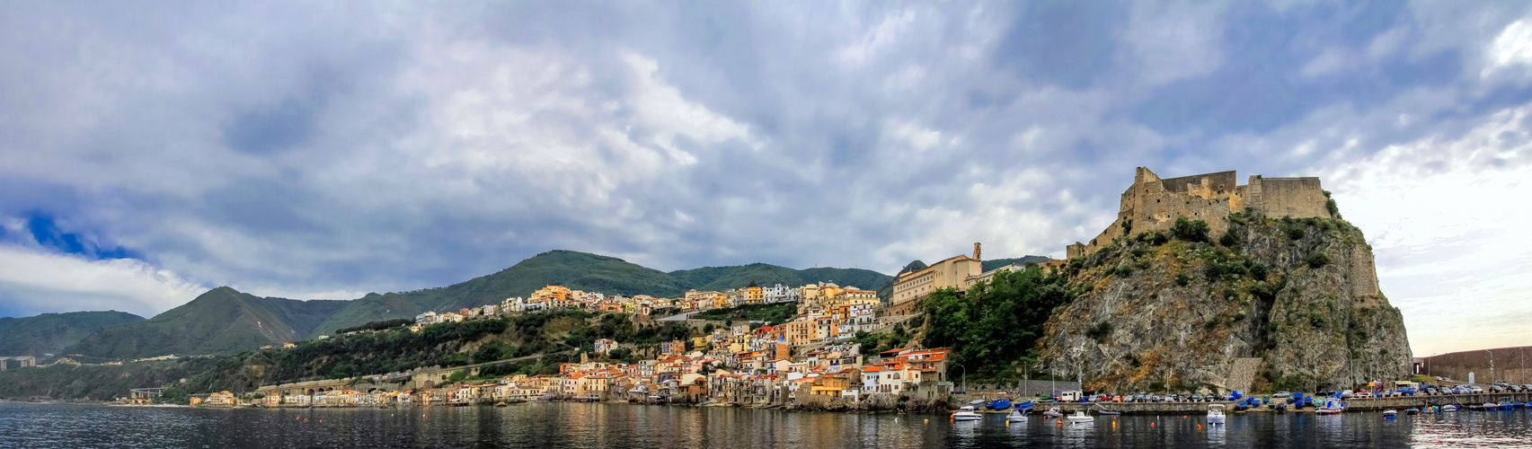 Scilla mit Castello Dei Ruffo