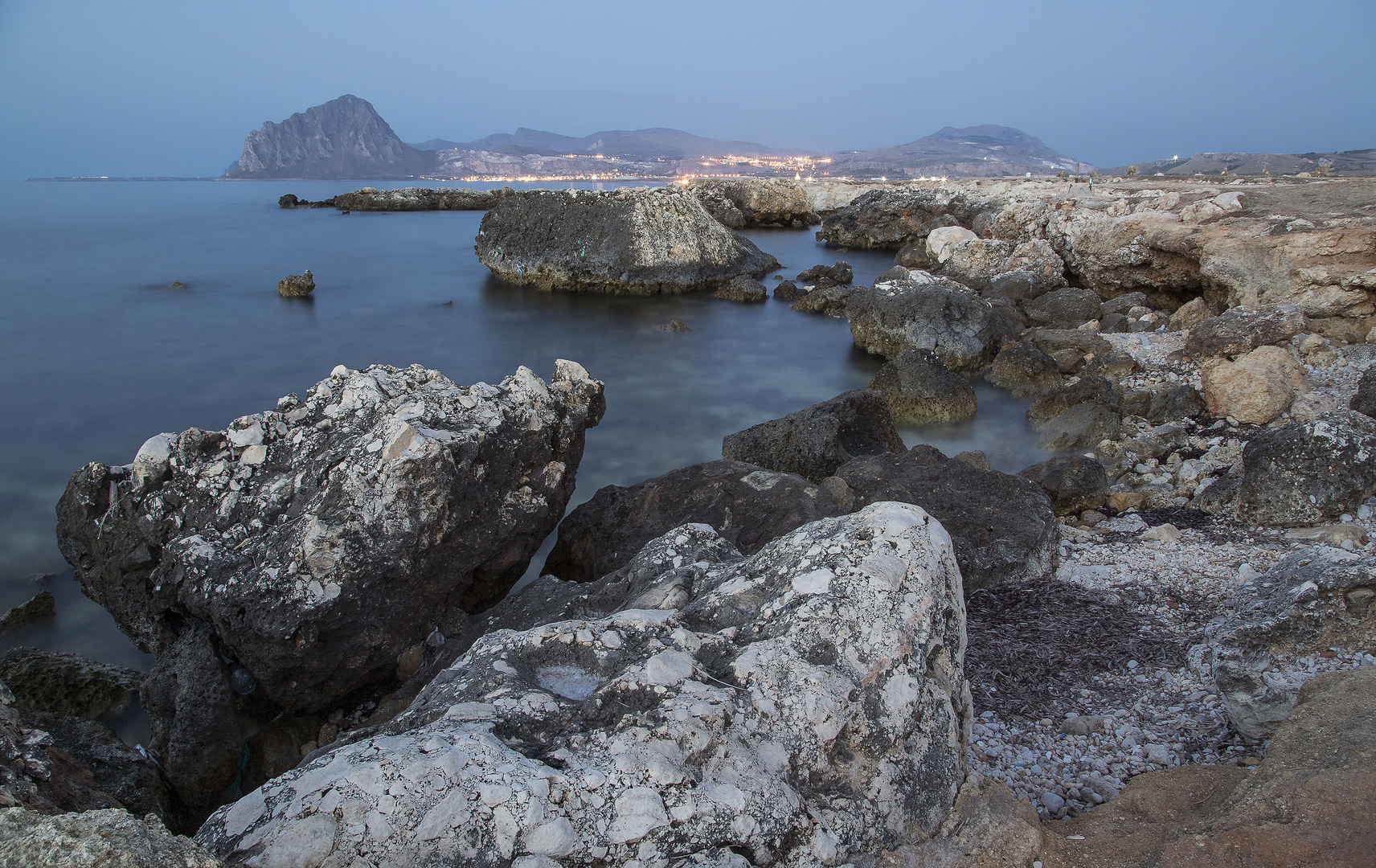 scoglio e mare