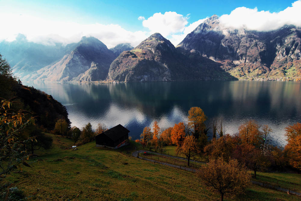 Scorcio dall'autostrada dei laghi ( Svizzera ).