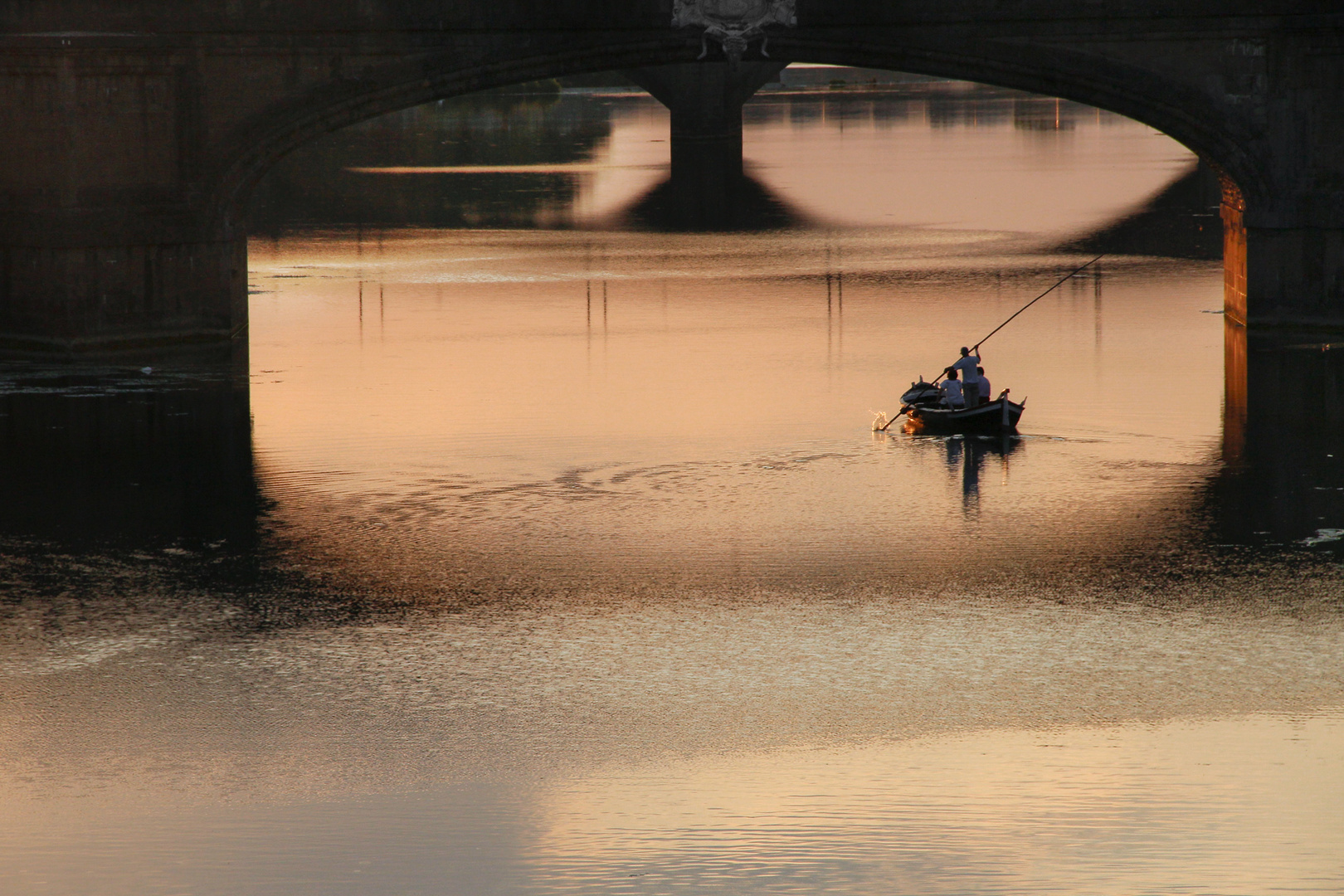 Scorcio d'Arno al tramonto con barcaiolo