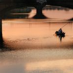 Scorcio d'Arno al tramonto con barcaiolo