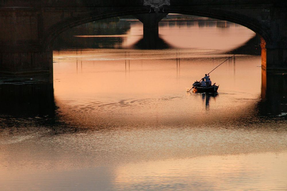 Scorcio d'Arno al tramonto con barcaiolo