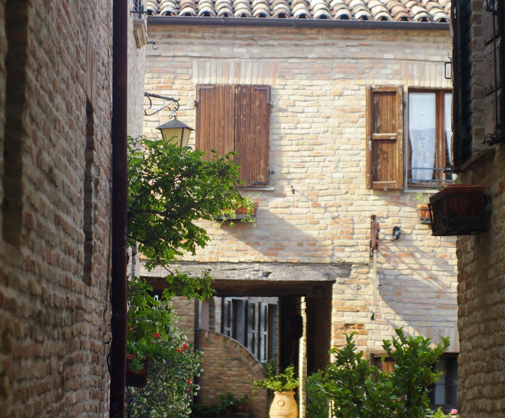 Scorcio del borgo di montegridolfo.