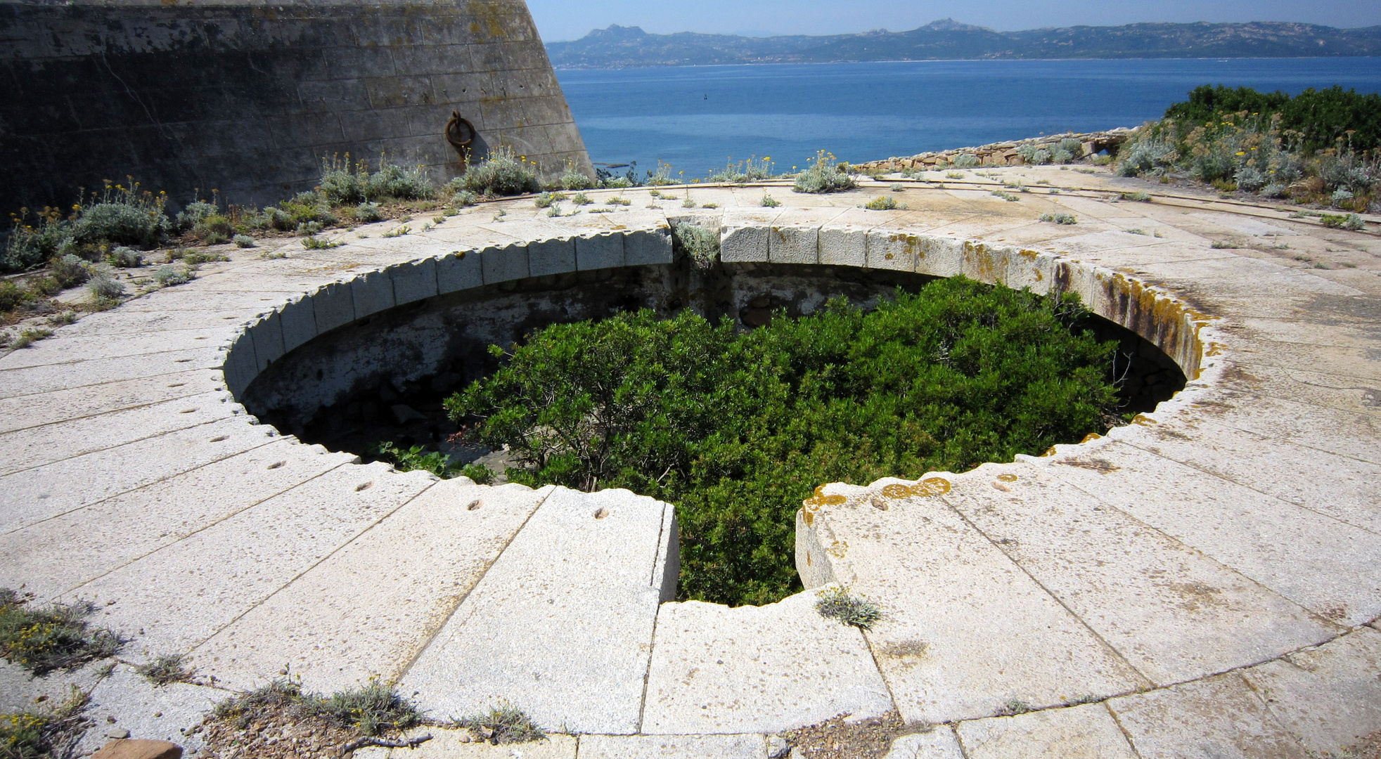 Scorcio dell'ex Forte Torpedini di punta rossa(Caprera)