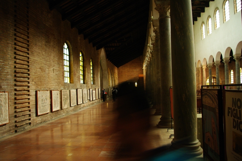 Scorcio di collonato in una chiesa di Ravenna luce e misticismo.