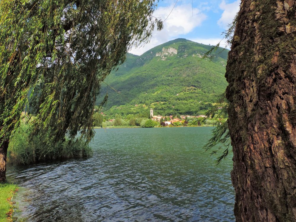 Scorcio di  lago 