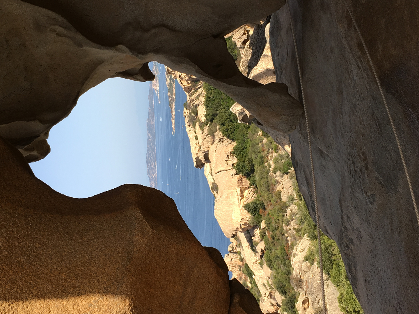 Scorcio di mare Della Sardegna in grotta 