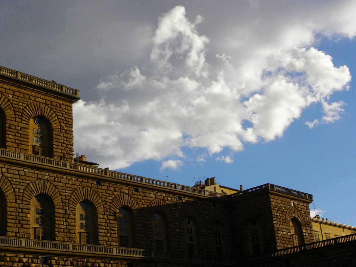 SCORCIO DI PALAZZO PITTI CON NUBI