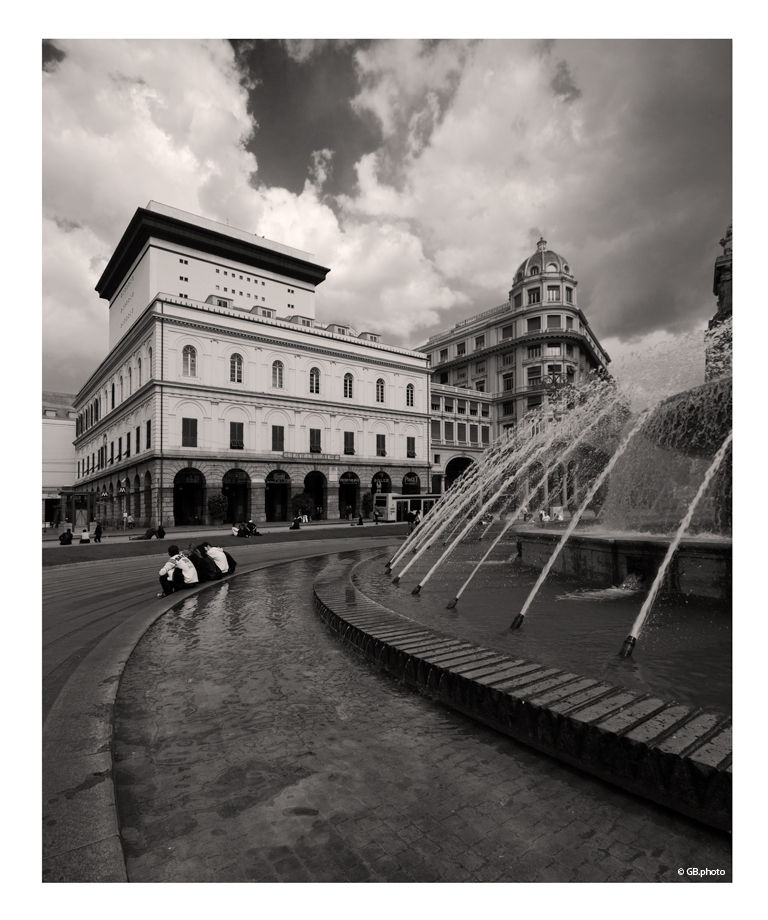 ..scorcio di piazza de ferrari a Genova..