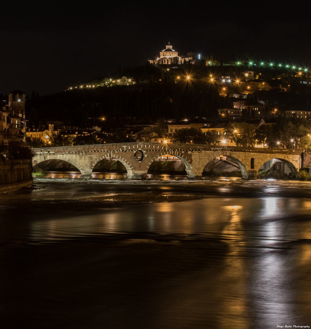 Scorcio di Verona di notte