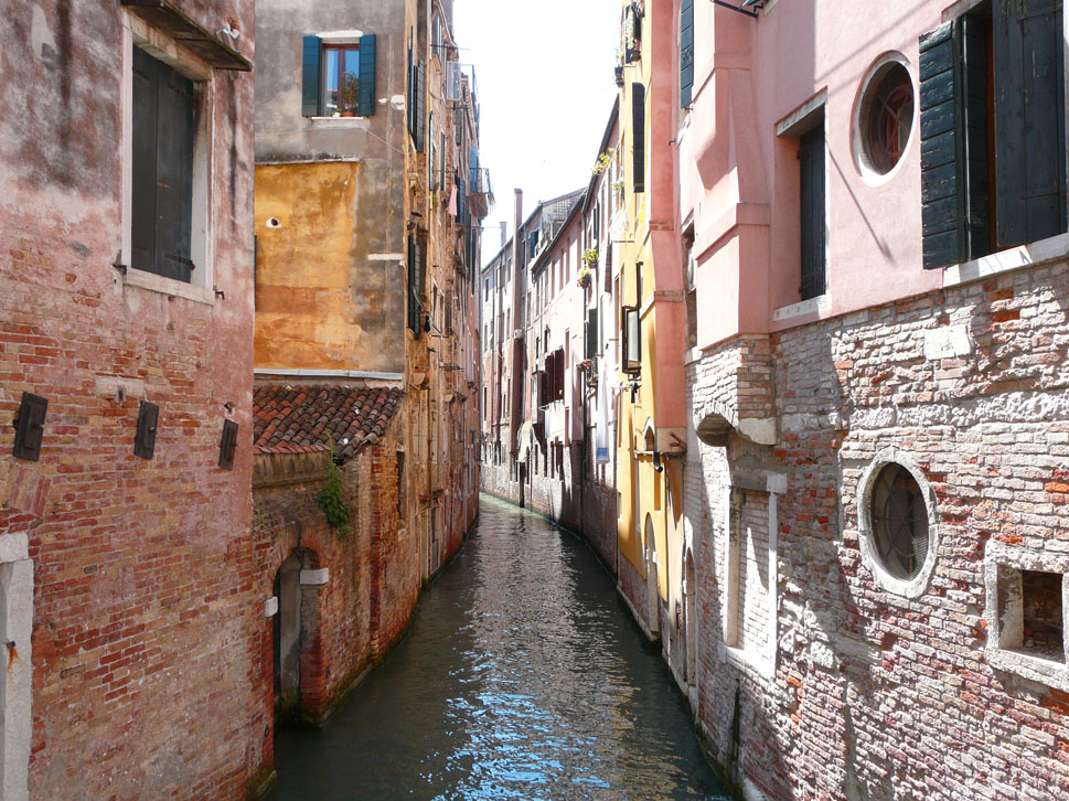 Scorcio su un canale di Venezia.