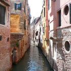 Scorcio su un canale di Venezia.