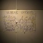 Scritte Pericolose nel bagno di un centro commerciale...