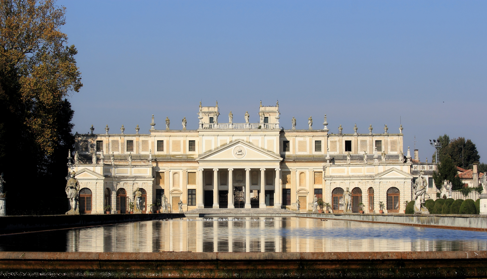 Scuderie del Palazzo Reale di Stra(VE) Dedicata a Claudine Capello amante dell'arte