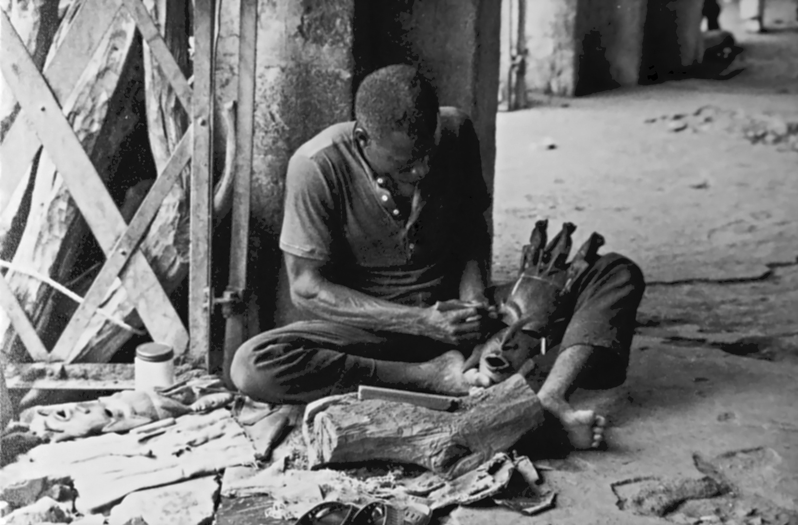 Sculpteur sur bois dans le quartier artisanal de Bamako