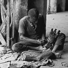 Sculpteur sur bois dans le quartier artisanal de Bamako