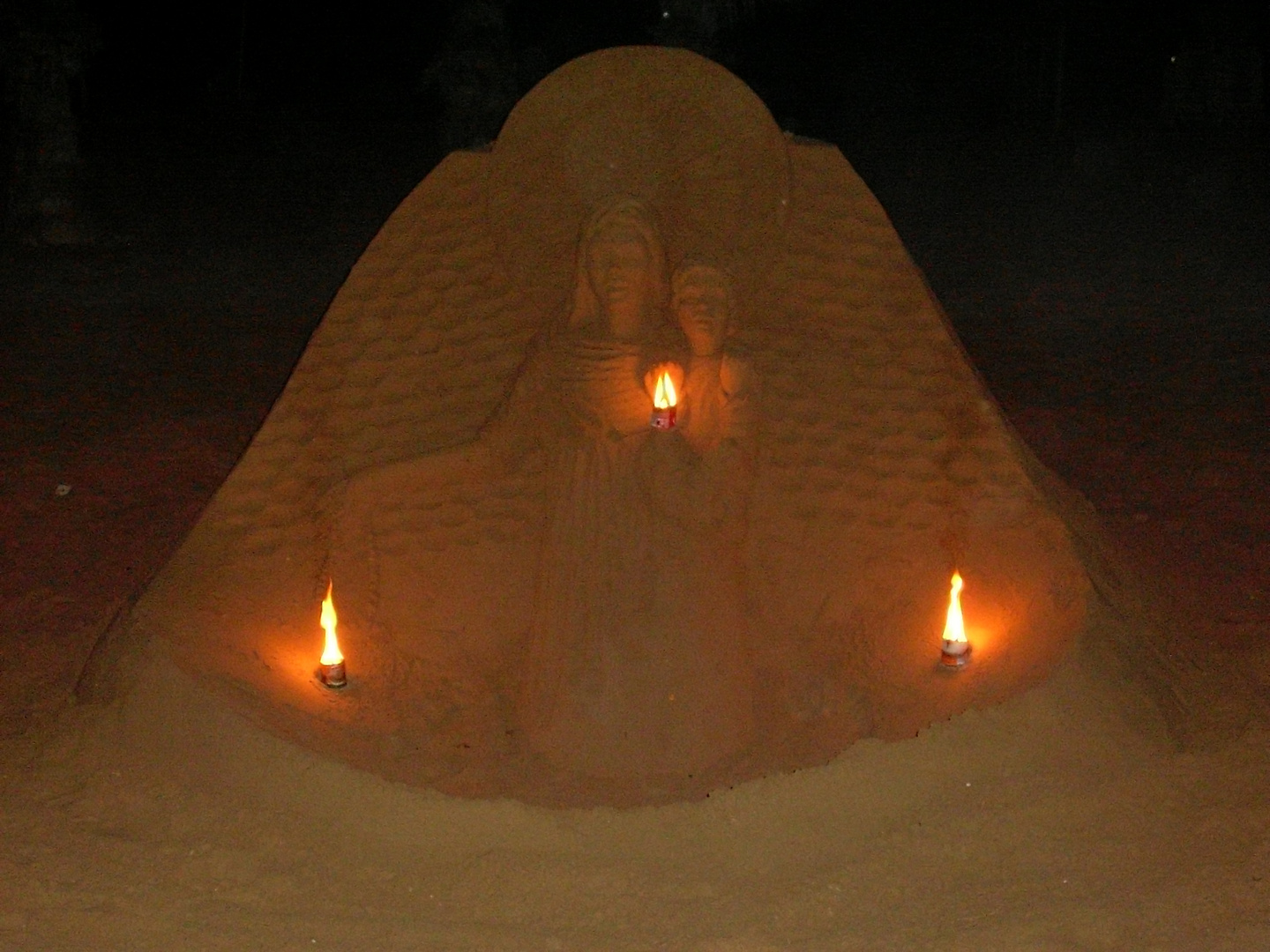 Sculptur auf dem Strand von Costa Blanca