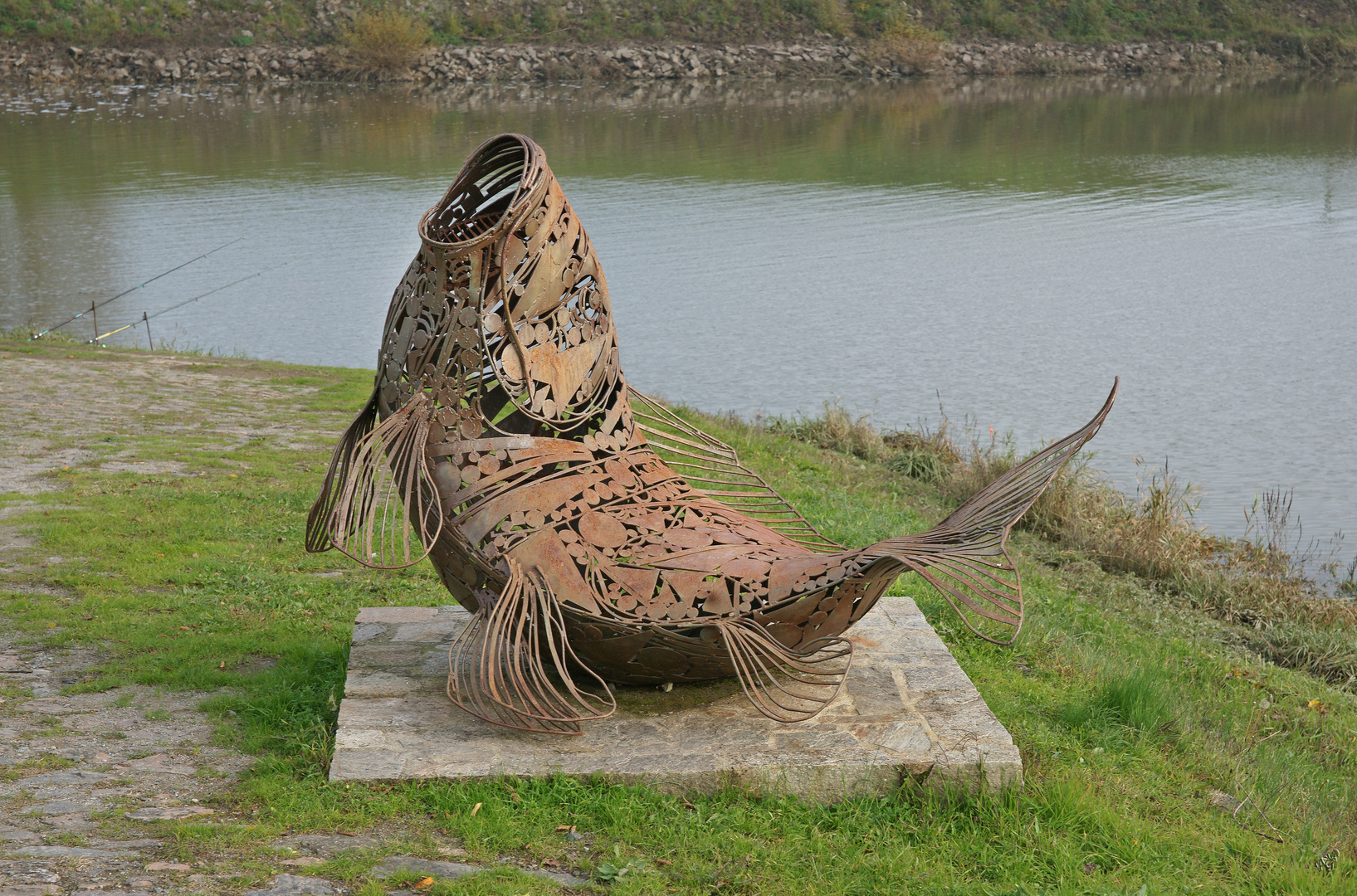 sculpture au bord de lac