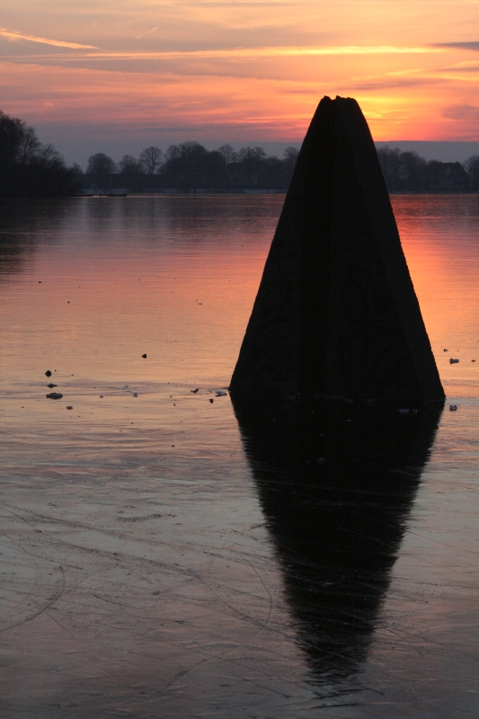 Sculpture dans lac congelé
