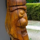 Sculpture de gardien en bois de houp  --  Skulptur von einem Wächter in Houp-Holz 