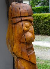 Sculpture de gardien en bois de houp  --  Skulptur von einem Wächter in Houp-Holz 
