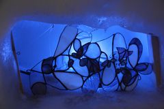 ..Sculpture de glace , dans un igloo (2)