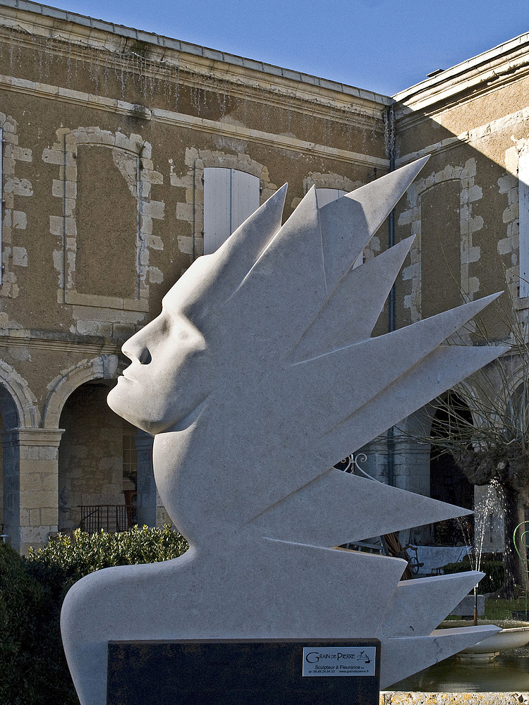 Sculpture de „Grain de Pierre“ à Fleurance, exposée au Village des Antiquaires à Lectoure