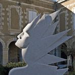 Sculpture de „Grain de Pierre“ à Fleurance, exposée au Village des Antiquaires à Lectoure