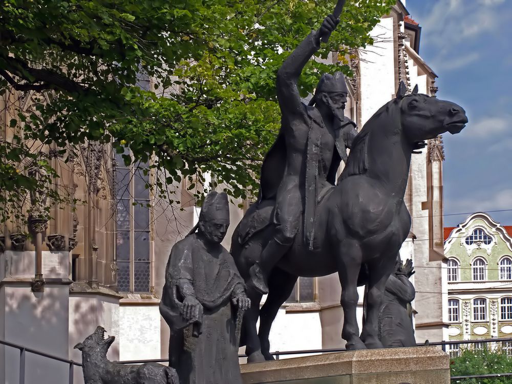  Sculpture des trois Saints d’Augsbourg, côté sud de la Cathédrale.