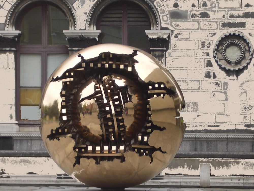 Sculpture "Sphere with Sphere" von Arnaldo Pomodoro