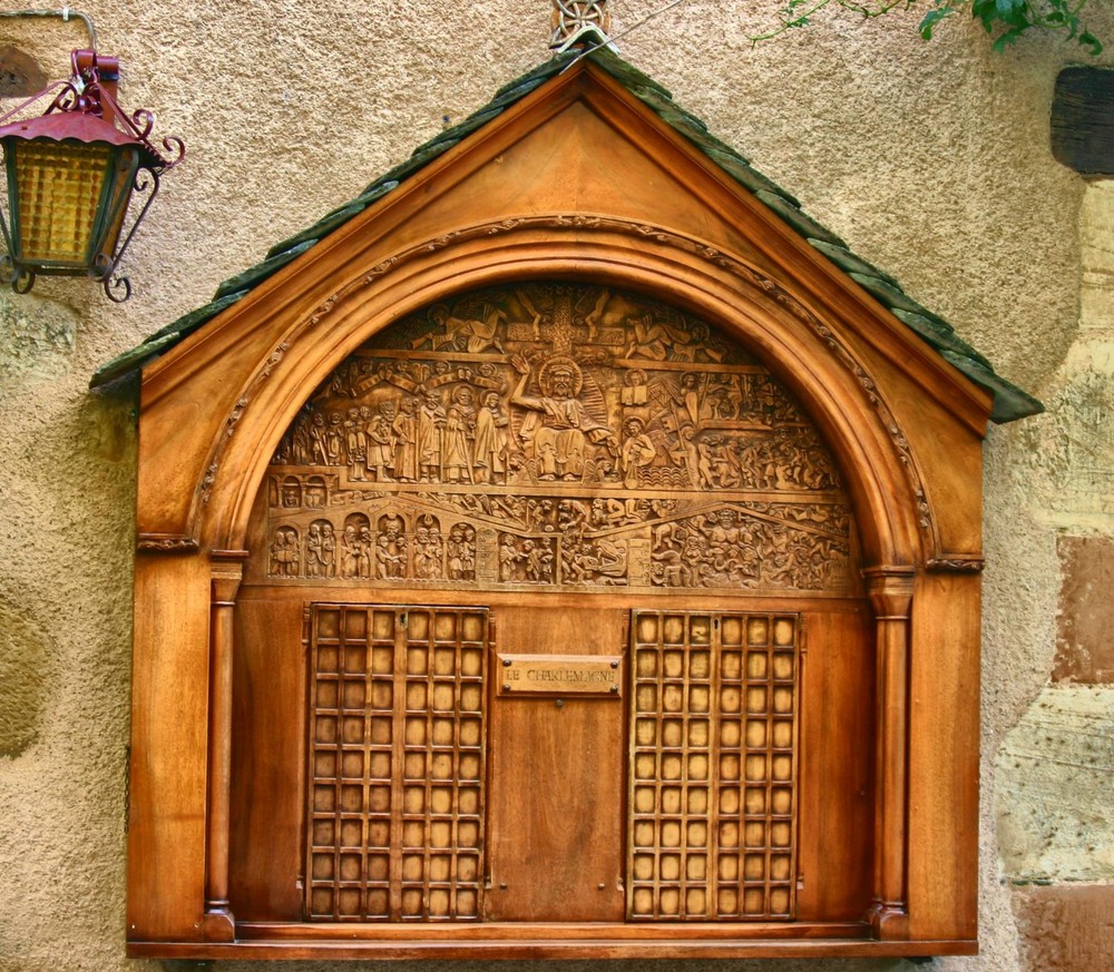 sculpture sur bois representant le tympan de la basilique de Conques Aveyron