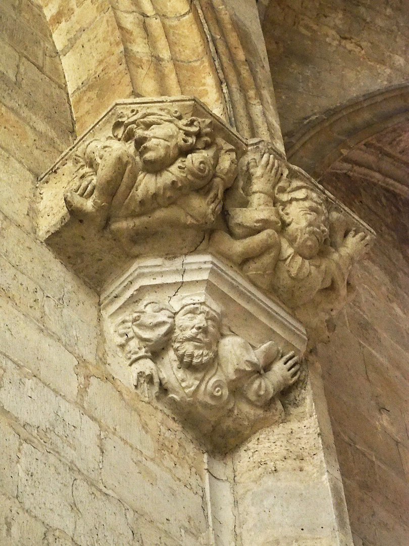 Sculpture sur un pilier d’une chapelle latérale