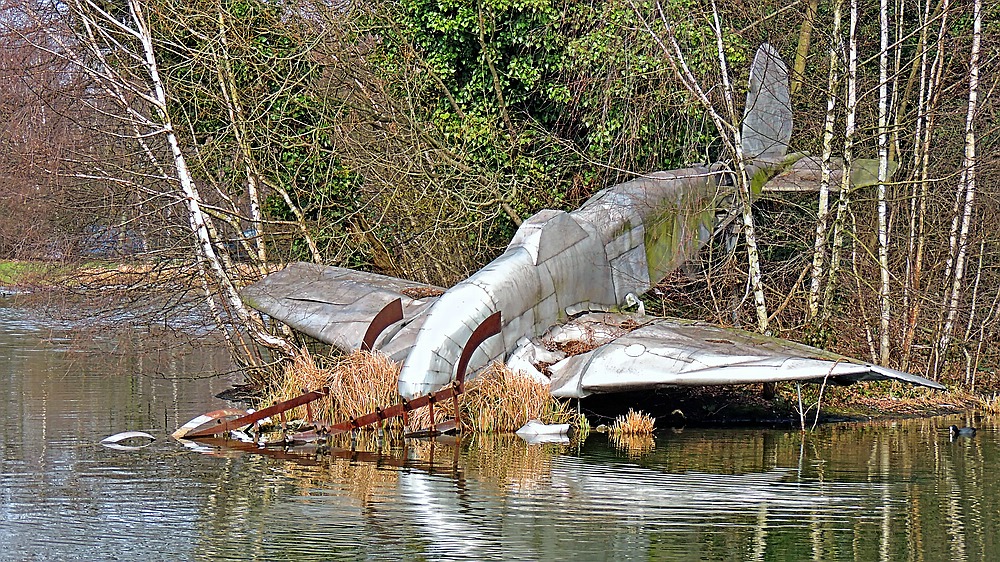 Sculpturen im Businesspark Niederrhein - Crashed fighter plane