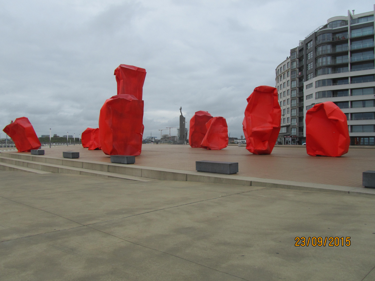 SCULPTURES D ARNE QUINZE A OSTENDE