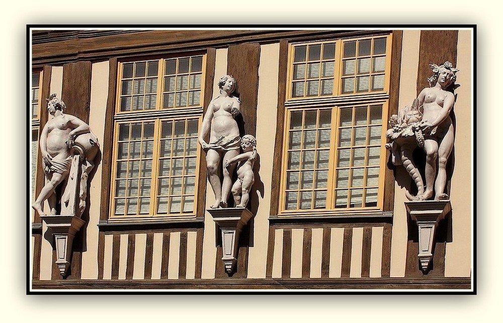 Sculptures sur façades à Rouen