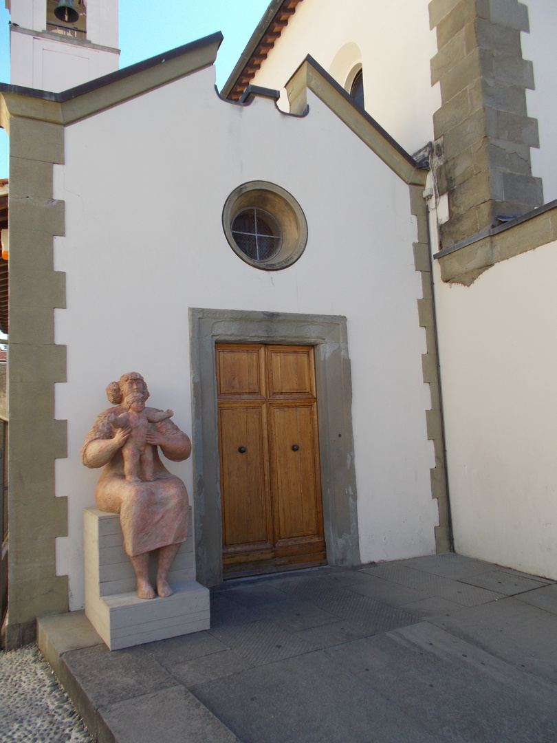 scultura vicino alla chiesa