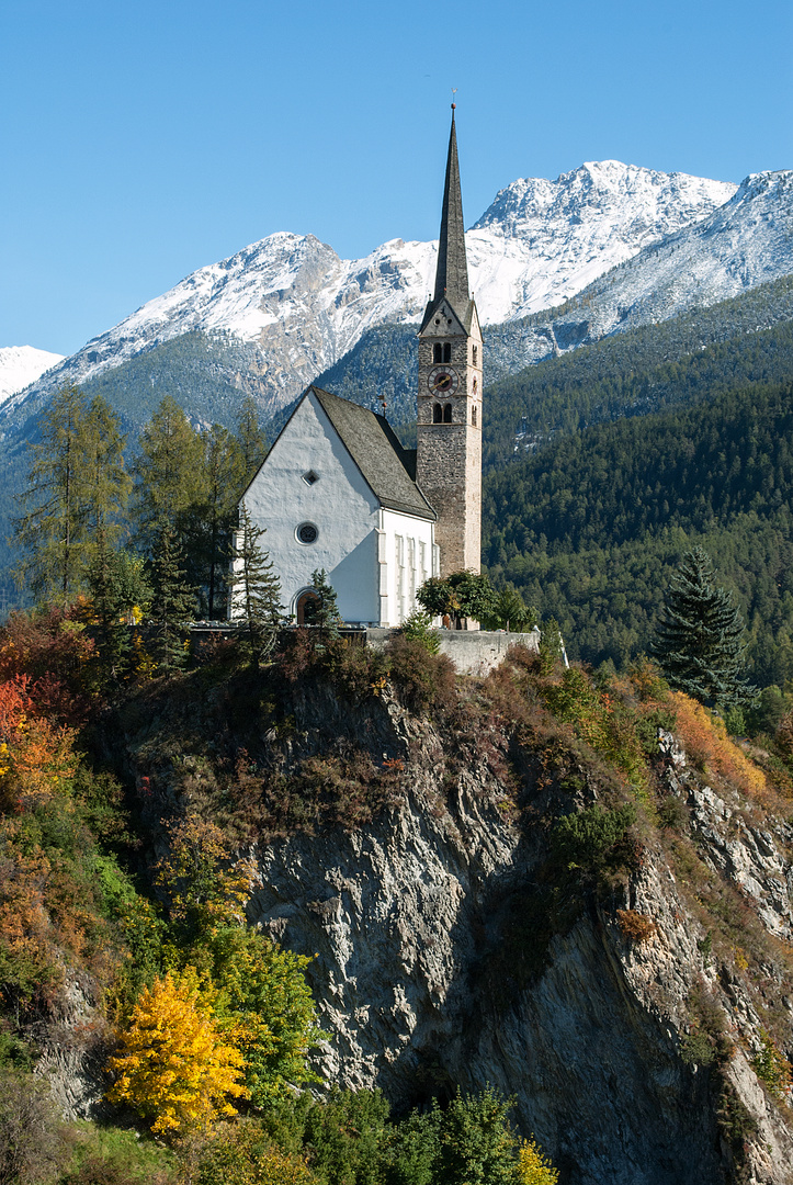 Scuol-Schuls im Engadin über dem Inn  CH