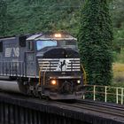 SD60M NS#6801 zieht einen Zug in den Yard von Weller, Kentucky, USA 2013