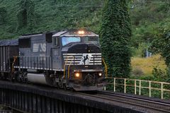 SD60M NS#6801 zieht einen Zug in den Yard von Weller, Kentucky, USA 2013