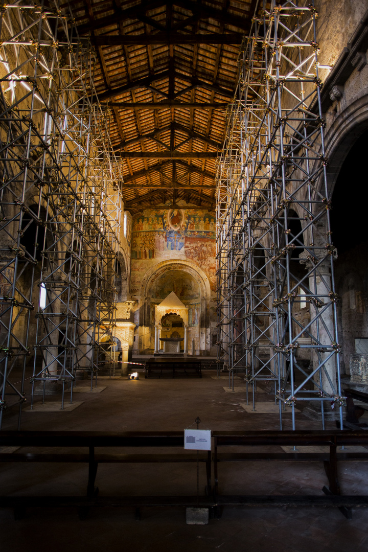 Se è bella con i ponteggi, figurarsi senza!: Basilica di S. Maria Maggiore a Tuscania