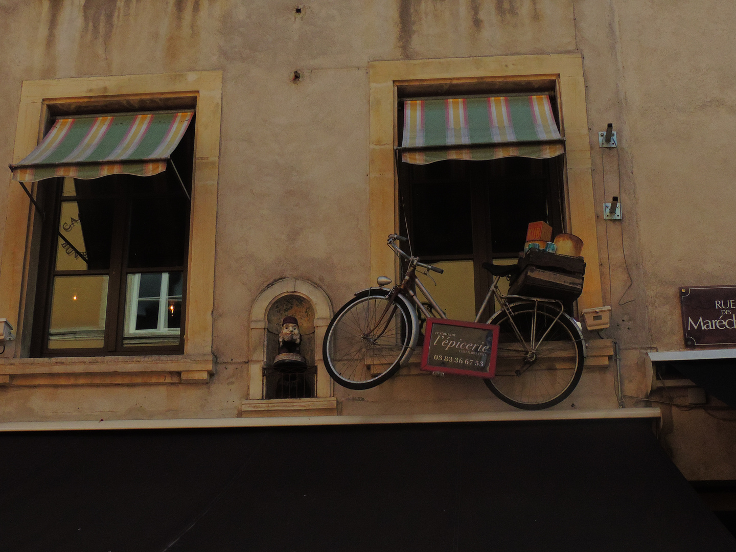 Se non c'è posto in strada .................