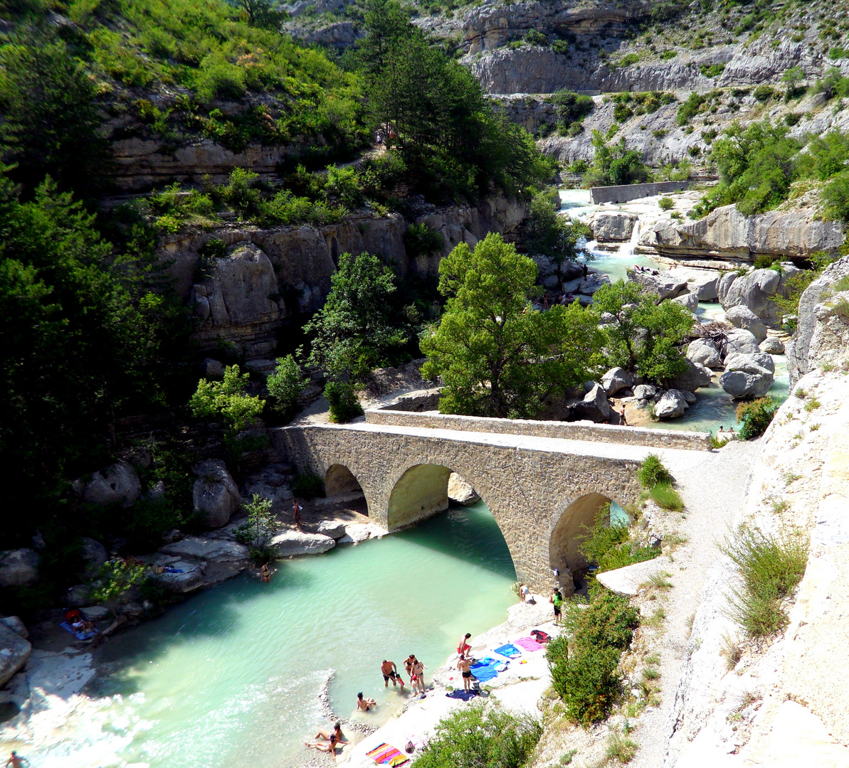 Se rafraichir ..... dans les Gorges de la Méouge en Provence ....